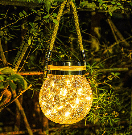 Tận dụng tốt đèn năng lượng mặt trời để tạo bầu không khí ấm cúng, ấm cúng trên ban công.