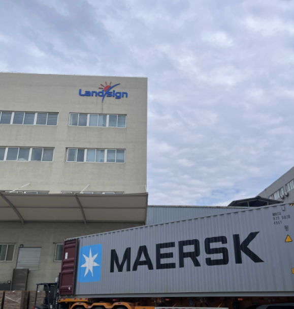 Việc bốc và vận chuyển container vào sáng sớm bắt đầu tại Landsign