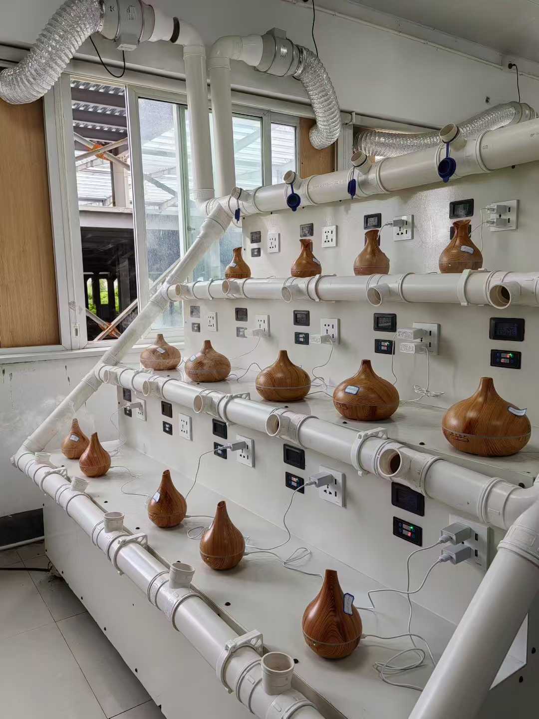 Đang tiến hành thử nghiệm lão hóa cho bộ khuếch tán hương thơm bằng gỗ