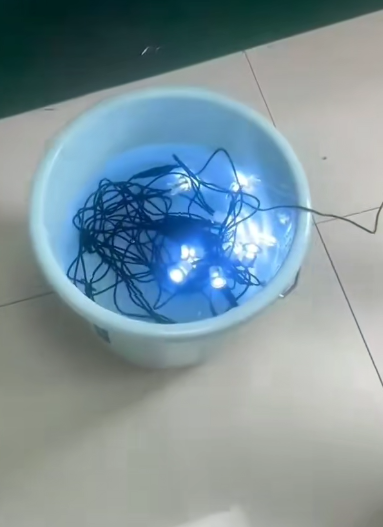 Bóng đèn trên boong trải qua thử nghiệm chống thấm nước ngâm trong nước